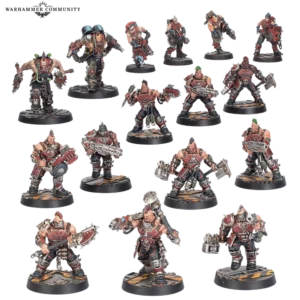 Photo de présentation du kit de figurines Necromunda: Goliath Underhive Crew disposées sur un fond noir uni. L'ensemble réunit seize figurines de gangers de la Maison Goliath, bâtis comme de véritables colosses hyper-musclés fixés sur des socles au décor d'acier industriel strié avec des bandes de danger jaunes et noires. Les combattants portent des spallières rivetées, des plaques de torse métalliques et des éléments d'armure aux teintes rouge bordeaux et bronze, arborant pour la plupart des coiffures iroquoises colorées, des masques respirateurs ou des implants cybernétiques. Leur armement lourd et brutal comprend des meuleuses circulaires géantes, des marteaux de masse, des haches de combat, des canons-rivets et divers pistolets lourds. Le logo blanc discret de Warhammer Community est positionné dans le coin supérieur gauche.
