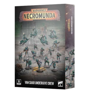 Boîte de produit officielle du kit de figurines Necromunda: Van Saar Underhive Crew. L'emballage vertical présente en haut le logo officiel Warhammer Necromunda en lettres métalliques dorées sur une plaque ornée d'un motif de crâne. L'illustration centrale met en scène seize figurines peintes au cœur d'un décor industriel sombre, sur un sol métallique agrémenté de bandes de danger jaunes et noires. Les combattants Van Saar sont vêtus d'armures futuristes aux teintes vert émeraude et bronze et sont armés de fusils à plasma et d'armes à énergie. Au sommet du groupe, quatre guerriers survolent le terrain sur des surfeurs gravitationnels soutenus par des tiges transparentes. Au bas de la boîte, une bande noire indique Van Saar Underhive Crew en lettres blanches épaisses, encadrée par l'encadré 16 Citadel Miniatures en bas à gauche et le logo Citadel Warhammer en bas à droite. Le flanc droit du coffret rappelle le nom complet du produit sur un fond sombre.