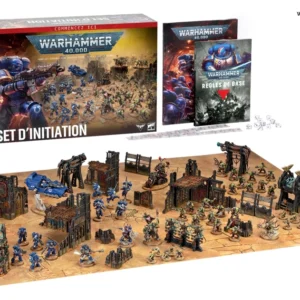 Une vue d'ensemble claire et détaillée du contenu complet du Set d’Initiation Warhammer 40,000 présenté sur fond blanc. À l'arrière-plan se trouve la boîte officielle du jeu, arborant une illustration dynamique de Space Marines en armure bleue au combat, avec le logo « Warhammer 40,000 » et la mention « Set d'Initiation ». À sa droite, deux livrets de règles (dont un intitulé « Règles de Base » montrant un Space Marine), une poignée de dés blancs et deux réglettes de mesure transparentes sont alignés. Au premier plan, toutes les figurines et éléments de décor sont déployés en situation de combat sur un tapis de jeu cartonné de couleur ocre sableux. On y distingue deux factions distinctes : une armée de Space Marines en armure bleue dotée d'un véhicule d'assaut léger, faisant face à une force adverse aux teintes de peau vertes accompagnée d'un véhicule de guerre de style ferraille. Le champ de bataille est agrémenté de nombreux décors futuristes en ruine, incluant des structures industrielles gris sombre, des canalisations et des barricades défensives. Le logo discret de « Warhammer Community » est visible en haut à droite de l'image.