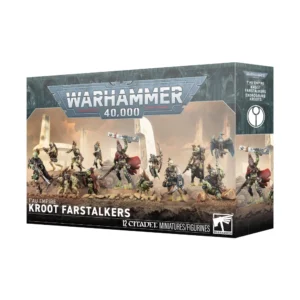 Photo de présentation de trois-quarts sur fond blanc de la boîte de jeu Kill Team: Exorôdeurs Kroots. Au sommet de la boîte, le logo officiel "WARHAMMER 40,000" est inscrit en lettres métalliques argentées sur un bandeau bleu ardoise. L'illustration centrale, baignée dans un décor désertique aux teintes sable et ambre avec des bâtiments T'au blancs en arrière-plan, met en scène 12 figurines peintes de la bande. On y observe des mercenaires Kroots à la peau verdâtre et à la crête pilleuse, porteurs de capes, armés de fusils Kroots, d'arcs, de lames lourdes et de fusils d'impulsion, accompagnés de deux chiens de chasse Kroots et d'un rapace perché sur une structure. En bas à gauche, le texte indique "T'AU EMPIRE KROOT FARSTALKERS". La bande noire inférieure mentionne "12 CITADEL MINIATURES/FIGURINES" avec le logo "WARHAMMER" dans le coin inférieur droit. La tranche latérale droite affiche le symbole circulaire de l'Empire T'au ainsi que les noms en anglais et en français "EXORÔDEURS KROOTS".