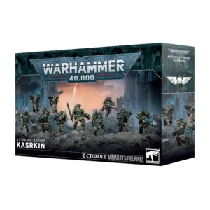 Photo de présentation de trois-quarts sur fond blanc de la boîte de la boîte Kill Team: Kasrkins. Au sommet du packaging, le logo officiel "WARHAMMER 40,000" est inscrit en lettres métalliques argentées sur un bandeau bleu ardoise. L'illustration principale, sur fond de ruines urbaines gothiques et de fumée baignée dans une lueur orangée, met en scène 10 figurines peintes de soldats Kasrkins de l'Astra Militarum. Vêtus d'armures de combat vert treillis avec épaulières renforcées, ils portent des visières tactiques lumineuses et des masques respiratoires. L'escouade est équipée d'un arsenal varié comprenant des fusils-radiants lasers reliés à des paquets d'énergie dorsaux, un lance-flammes, un fusil à plasma et une épée tronçonneuse. En bas à gauche du visuel, le texte indique "ASTRA MILITARUM KASRKIN". La bande noire inférieure porte la mention "10 CITADEL MINIATURES/FIGURINES" à côté du logo "WARHAMMER" dans le coin droit. La tranche latérale droite arbore le symbole du crâne ailé de l'Imperium.