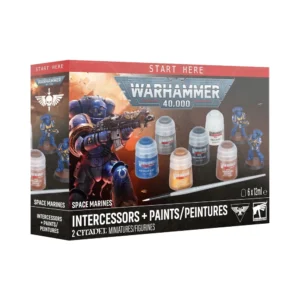Une vue en perspective de la boîte de produit officielle Space Marines: Intercessors + Set de Peinture pour Warhammer 40,000, présentée sur un fond blanc épuré. La face avant de l'emballage cartonné arbore un bandeau rouge supérieur avec la mention « START HERE » positionnée juste au-dessus du grand logo gris et bleu métallique « Warhammer 40,000 ». L'illustration principale met en scène un féroce Space Marine des Ultramarines en armure bleue, équipé de son fusil bolter. À ses côtés sont mis en valeur les éléments inclus dans le kit : un pinceau fin de démarrage, deux figurines d'Intercessors assemblées et peintes, ainsi que six pots de peinture Citadel Colour aux teintes essentielles (Macragge Blue, Retributor Armour, Leadbelcher, Abaddon Black, Corax White et Mournfang Brown). Le bas de la boîte affiche de manière très lisible les inscriptions blanches « INTERCESSORS + PAINTS/PEINTURES » et « 2 CITADEL MINIATURES/FIGURINES » à côté des logos de la marque.