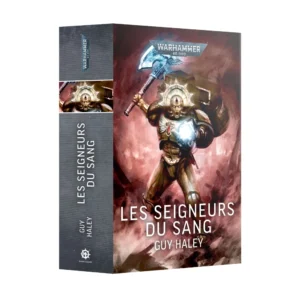 Une vue en perspective du livre omnibus Les Seigneurs du Sang (Broché) de la Black Library, présenté sur un fond blanc épuré. La couverture et la tranche de l'ouvrage affichent un arrière-plan texturé aux teintes dominantes de rouge sombre, de bordeaux et de noir évoquant un champ de bataille brumeux. L'illustration principale met en scène un guerrier Space Marine en armure énergétique dorée, arborant un casque en forme de masque doré solennel surmonté d'une auréole métallique. Il brandit une immense hache de guerre dans sa main droite et projette une intense lueur d'énergie bleue depuis sa main gauche. En haut de la couverture se trouve le logo officiel argenté « WARHAMMER 40,000 », tandis que le titre « LES SEIGNEURS DU SANG » s'inscrit en lettres capitales blanches au-dessus du nom de l'auteur « GUY HALEY ». La tranche grise du livre reprend verticalement les mêmes inscriptions textuelles, accompagnée d'un insert de l'illustration et du logo de la Black Library à sa base.