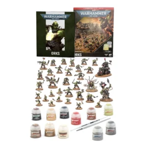 Une vue d'ensemble du set Warhammer 40,000: Commencer avec les Orks, présenté sur un fond blanc uni avec tout son contenu exposé. À l'arrière-plan se trouvent le livret de règles noir portant la mention « ORKS » sous le portrait d'un guerrier vert, ainsi que la boîte de produit officielle dotée du logo bleu et argenté « WARHAMMER 40,000 », du bandeau rouge « COMMENCEZ ICI » et d'une illustration de bataille dynamique. Au centre, une armée de figurines d'Orks et de Grots soigneusement peintes est déployée, accompagnée d'un motard Ork sur sa machine fortifiée. Au premier plan, onze pots de peinture Citadel Colour de différentes teintes (dont Orruk Flesh, Mephiston Red et Abaddon Black) sont alignés à côté de deux pinceaux Citadel posés horizontalement.