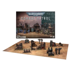 Photo de présentation sur fond blanc du Set de Terrain de Patrouille présentant le visuel de la boîte et l'ensemble des décors déployés. En haut, le packaging affiche le logo officiel "WARHAMMER 40,000" au-dessus de l'inscription "COMBAT PATROL" et de la mention "TERRAIN SET BATTLEZONE" en bas à gauche. L'illustration montre des Space Marines en armure bleue et des Orks à la peau verte affrontant au milieu de ruines. En dessous de la boîte, un tapis de jeu aux teintes désertiques ocre et sable présente l'ensemble des éléments de décor peints et disposés : plusieurs pans de ruines de bâtiments gothiques sombres, des générateurs d'énergie à bobines cyan, des barrières métalliques et des structures de tuyauterie industrielle.