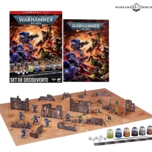 Une vue d'ensemble du contenu complet du Set de Découverte Warhammer 40,000, présenté proprement sur un fond blanc. En haut à gauche, la boîte de jeu arbore une illustration dynamique et colorée montrant un affrontement brutal entre des Space Marines en armure bleue et des Orks à la peau verte, surmontée du logo officiel et d'un bandeau rouge indiquant « Commencez ici ». À sa droite se trouve un manuel de règles arborant le même visuel de couverture. Au premier plan, l'ensemble des composants est mis en scène sur un tapis de jeu cartonné de couleur ocre désertique : on y voit cinq figurines de Space Marines bleus faire face à cinq figurines d'Orks au milieu de plusieurs barricades et structures légères en carton imprimé simulant des ruines industrielles. Dans le coin inférieur droit, les accessoires de modélisme et de jeu sont soigneusement alignés, comprenant six pots de peinture Citadel aux teintes de base (bleu, vert, noir, bronze, argent, marron), un pinceau fin, six dés à jouer blancs et une réglette de mesure graduée. Le logo « Warhammer Community » est visible en haut à droite de l'image.