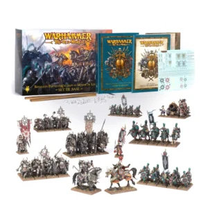 Présentation complète et ordonnée du contenu du Set de Base Warhammer: The Old World – Batailles Fantastiques dans le Monde de Légende sur un fond blanc épuré. À l'arrière-plan, la boîte principale affiche une illustration de charge de cavalerie héroïque. À sa droite sont disposés le grand livre de règles rigide bleu canard, le livret des listes de mobilisation couleur crème, deux réglettes de mesure marron, une grande planche de décalcomanies ainsi qu'un ensemble de dés à six faces blancs. Au premier plan, des dizaines de figurines Citadel soigneusement peintes sont alignées en formations de combat. La faction de gauche présente des guerriers en armure lourde noire, des chevaliers montés et des bannières du Chaos. La faction de droite montre des soldats en uniforme blanc et vert, de la cavalerie lourde, une pièce d'artillerie dotée d'un canon et de ses servants, ainsi qu'un général majestueux sur son destrier caparaçonné.