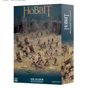 Boîte de jeu officielle pour le jeu de stratégie Middle-earth présentant l'ensemble Dol Guldur™ Battlehost. L'illustration centrale, au sein d'un décor de ruines en pierre sombres et menaçantes, met en valeur un groupe de 32 figurines Citadel peintes comprenant des Orcs de Chasse, des chevaucheurs de Wargs et de ténébreux serviteurs du Nécromancien. Le haut de l'emballage affiche le logo cuivré « The Hobbit », tandis que la partie inférieure comporte le titre du produit, le logo « Middle-earth Strategy Battle Game » et le macaron « 32 Citadel Miniatures ».