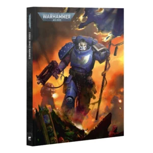 Livre à couverture souple du Codex: Space Marines pour le jeu Warhammer 40,000. Le haut de la couverture présente le logo officiel métallique argenté « WARHAMMER 40,000 ». L'illustration centrale dynamique montre un Space Marine vétéran des Ultramarines en armure bleue éraflée, marchant fièrement au milieu des explosions et des flammes d'un champ de bataille ruineux. Le guerrier tient un bolter dans sa main droite et brandit une bannière de chapitre enchaînée dans sa main gauche. La tranche sombre sur le côté gauche du livre rappelle le titre complet de l'ouvrage.