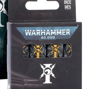 Vue de face du packaging officiel des Dés de l’Adeptus Custodes pour Warhammer 40,000. La boîte noire arbore le logo bleu argenté « WARHAMMER 40,000 » en haut ainsi que l'indication « 16 DICE / DÉS » dans le coin supérieur droit. Une fenêtre centrale transparente laisse apparaître une rangée de dés à l'effet marbré noir et gris, gravés d'un symbole doré. En dessous figure l'emblème blanc de l'Inquisition et de l'Adeptus Custodes, surmontant l'inscription « ADEPTUS CUSTODES DICE ».
