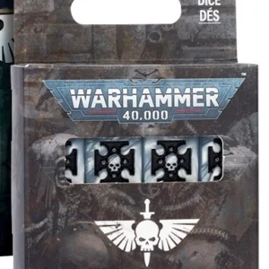 Boîte d'emballage à encoche de suspension pour le jeu de Dés Space Marines pour Warhammer 40,000. Le haut du paquet arbore le logo officiel métallique argenté et bleu « WARHAMMER 40,000 » ainsi que l'indication « 16 DICE DÉS ». Une fenêtre transparente centrale laisse apparaître des dés nacrés aux nuances blanc-gris gravés d'un symbole de croix noire entourant un crâne. Le bas du boîtier sur fond gothique sombre présente une icône d'Astartes blanche composée d'un crâne, d'une épée et de deux ailes, surmontant l'inscription « SPACE MARINES DICE ».