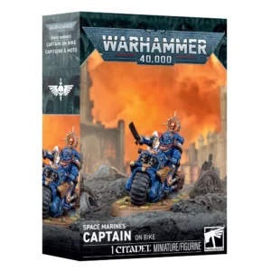 Boîte d'emballage de la figurine du Capitaine à Moto des Space Marines pour le jeu Warhammer 40,000. Le haut du paquet arbore le logo métallique argenté et bleu « WARHAMMER 40,000 ». L'illustration principale sur fond de paysage urbain en ruines sous un ciel orange enflammé présente un commandant Space Marine aux couleurs des Ultramarines. Il chevauche une imposante moto de combat blindée équipée de bolteurs jumelés à l'avant, brandissant une épée tronçonneuse dans sa main droite et arborant une auréole de fer dorée au-dessus de son casque. Le bas de la boîte affiche l'intitulé « SPACE MARINES CAPTAIN ON BIKE » et le logo « 1 CITADEL MINIATURE/FIGURINE ». La tranche latérale gauche rappelle la traduction française « CAPITAINE À MOTO ».