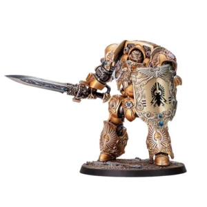 Visuel d'une figurine assemblée et peinte d'un Dreadnought Custodien, présenté de trois-quarts sur un fond blanc épuré. Ce blindé relique majestueux est revêtu d'une armure d'or finement sculptée, rehaussée de motifs d'aigles impériaux et de gemmes bleues. Il brandit une imposante épée énergétique de la main droite et tient de son bras gauche un grand bouclier pavois orné de l'Aquila. La figurine est fixée sur un socle rond texturé imitant un sol rocailleux.