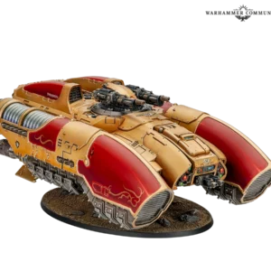 Visuel d'une figurine représentant le Graviporteur Coronus de la Legio Custodes, présenté de trois-quarts sur un fond noir épuré. Ce véhicule antigravité blindé arbore une livrée d'or rutilant et de rouge bordeaux, agrémentée de filigranes dorés élégants sur les flancs. Il est surmonté d'une tourelle orientable équipée d'un canon jumelé lourd, et présente de larges grilles de refroidissement et des générateurs antigravité argentés sur les côtés et à l'avant. La figurine est montée sur un socle ovale texturé simulant un sol rocailleux et aride.