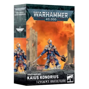 Boîte d'emballage de la figurine de Kaius Konorius des Space Marines pour le jeu Warhammer 40,000. Le haut de la boîte arbore le logo officiel métallique argenté et bleu « WARHAMMER 40,000 ». L'illustration principale sur fond de ruines cathédrales sous un ciel orange enflammé présente un héros Space Marine aux couleurs des Ultramarines. Le guerrier porte une armure bleue ornée de détails dorés, d'une cape bordeaux et d'un halo de fer surmontant son casque. Il tient une épée énergétique dans sa main droite et une hache d'armes dans sa main gauche. Le bas de la boîte indique l'intitulé « SPACE MARINES KAIUS KONORIUS » ainsi que le macaron « 1 CITADEL MINIATURE/FIGURINE ».