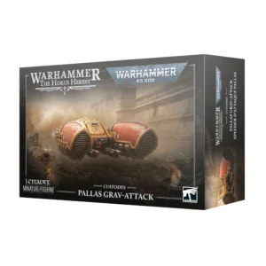 Vue en trois dimensions du packaging de la boîte de jeu du Speeder d’Attaque Pallas de l'Adeptus Custodes. La face avant affiche en haut les logos officiels « WARHAMMER THE HORUS HERESY » et « WARHAMMER 40,000 ». L'illustration centrale met en scène un véhicule antigravité léger et effilé, habillé d'une livrée dorée et rouge bordeaux, survolant des ruines enfumées devant une architecture gothique. La partie inférieure indique la mention « CUSTODES », le nom « PALLAS GRAV-ATTACK » et la précision « 1 CITADEL MINIATURE/FIGURINE », tandis que le bord latéral comporte la désignation française « SPEEDER D'ATTAQUE PALLAS ».