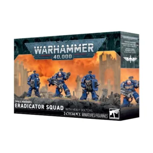 Vue en perspective de la boîte de jeu de l'Escouade Eradicator avec Bolters Lourds pour Warhammer 40,000. Le packaging met en avant le logo « WARHAMMER 40,000 » sur un fond de paysage apocalyptique aux teintes orangées et aux ruines industrielles. L'illustration principale montre trois Space Marines des Ultramarines vêtus d'armures lourdes bleues, équipés d'armement lourd, dont un sergent tête nue au centre. Le bas de la boîte porte la mention « SPACE MARINES ERADICATOR SQUAD WITH HEAVY BOLTERS » ainsi que la quantité « 3 CITADEL MINIATURES/FIGURINES », complétée par la traduction française « ESCOUADE ERADICATOR A BOLTERS LOURDS » sur le côté.
