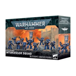 Boîte d'emballage du kit de figurines de l'Escouade Intercessor des Space Marines pour le jeu Warhammer 40,000. Le haut du paquet arbore le logo officiel métallique argenté et bleu « WARHAMMER 40,000 ». L'illustration principale sur fond de ruines cathédrales sous un ciel orange enflammé présente 10 Space Marines peints aux couleurs des Ultramarines. Les guerriers portent des armures bleues et sont armés de différentes variantes de fusils bolters, tandis qu'un sergent se tient près d'une bannière de chapitre bleue et dorée. Le bas de la boîte affiche l'intitulé « SPACE MARINES INTERCESSOR SQUAD », le macaron « 10 CITADEL MINIATURES/FIGURINES » et le logo Warhammer. La tranche latérale droite rappelle la traduction française « ESCOUADE INTERCESSOR ».