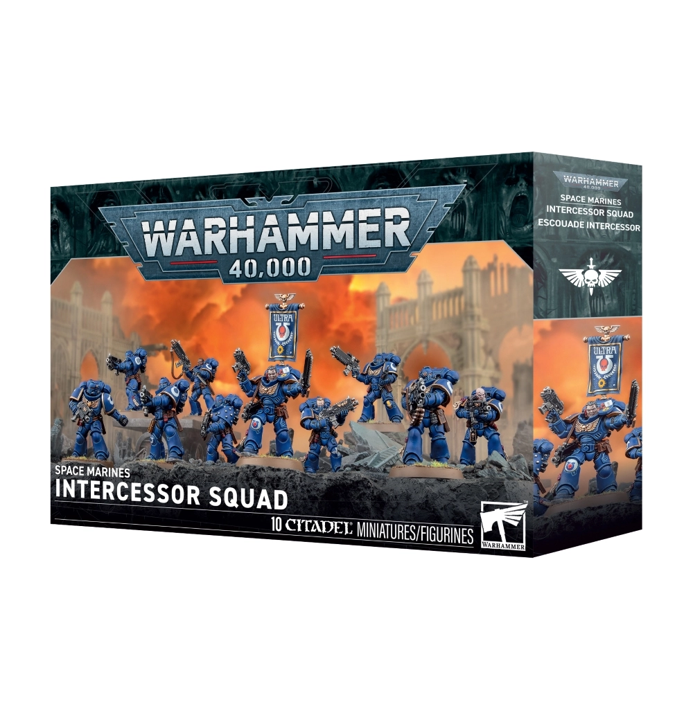 Boîte d'emballage du kit de figurines de l'Escouade Intercessor des Space Marines pour le jeu Warhammer 40,000. Le haut du paquet arbore le logo officiel métallique argenté et bleu « WARHAMMER 40,000 ». L'illustration principale sur fond de ruines cathédrales sous un ciel orange enflammé présente 10 Space Marines peints aux couleurs des Ultramarines. Les guerriers portent des armures bleues et sont armés de différentes variantes de fusils bolters, tandis qu'un sergent se tient près d'une bannière de chapitre bleue et dorée. Le bas de la boîte affiche l'intitulé « SPACE MARINES INTERCESSOR SQUAD », le macaron « 10 CITADEL MINIATURES/FIGURINES » et le logo Warhammer. La tranche latérale droite rappelle la traduction française « ESCOUADE INTERCESSOR ».