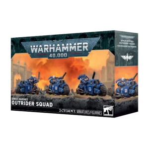 Boîte d'emballage du kit de figurines Escouade Outrider des Space Marines pour le jeu Warhammer 40,000. Le haut du paquet arbore le logo officiel métallique argenté et bleu « WARHAMMER 40,000 ». L'illustration principale sur fond de ruines gothiques sous un ciel orange enflammé présente trois Space Marines des Ultramarines au guidon de lourdes motos de combat blindées. Les motards, vêtus d'armures bleues ornées de l'insigne du chapitre, sont équipés de bolteurs jumelés fixés à leurs véhicules et brandissent des épées tronçonneuses. Le bas de la boîte indique l'intitulé « SPACE MARINES OUTRIDER SQUAD », le macaron « 3 CITADEL MINIATURES/FIGURINES » et le logo Warhammer. La tranche latérale droite rappelle la traduction française « ESCOUADE OUTRIDER ».