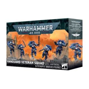 Boîte d'emballage du kit de figurines de l'Escouade de Vétérans d’Avant-garde à Réacteurs Dorsaux pour le jeu Warhammer 40,000. Le haut de la boîte arbore le logo officiel métallique argenté et bleu « WARHAMMER 40,000 ». L'illustration principale sur fond de ruines gothiques sous un ciel orange enflammé présente 5 Space Marines peints aux couleurs des Ultramarines. Les guerriers portent des armures bleues rehaussées de détails d'or, équipés de réacteurs dorsaux imposants et armés d'épées énergétiques, de pistolets et de boucliers. Le bas du carton affiche l'intitulé « SPACE MARINES VANGUARD VETERAN SQUAD WITH JUMP PACKS », le macaron « 5 CITADEL MINIATURES/FIGURINES » et le logo Warhammer. La tranche latérale droite rappelle la désignation française « ESCOUADE DE VÉTÉRANS VANGUARDS À RÉACTEURS DORSAUX ».