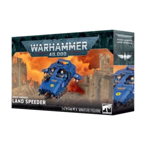 Vue en perspective de la boîte de jeu du Land Speeder des Space Marines pour Warhammer 40,000. L'emballage met en avant le logo métallique « WARHAMMER 40,000 » surplombant un champ de bataille en ruines sous un ciel embrasé aux nuances orangées. L'illustration montre le véhicule antigrav léger peint en bleu aux couleurs des Ultramarines, armé et piloté par deux Space Marines en armure. Le bas du packaging indique la mention « SPACE MARINES LAND SPEEDER » ainsi que l'inscription « 1 CITADEL MINIATURE/FIGURINE ».