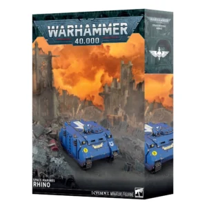 Vue en perspective de la boîte de jeu du Rhino des Space Marines pour Warhammer 40,000. L'emballage met en avant le logo métallique « WARHAMMER 40,000 » surplombant un champ de bataille en ruines sous un ciel embrasé aux teintes orangées. L'illustration centrale montre le véhicule de transport blindé peint en bleu aux couleurs des Ultramarines, arborant des insignes d'escouade ainsi que le symbole de l'Omega. Le bas du packaging porte les mentions « SPACE MARINES RHINO » et « 1 CITADEL MINIATURE/FIGURINE ».