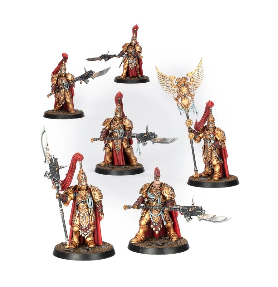 Visuel d'ensemble présentant six figurines assemblées et peintes formant une Sodalité de Gardes Custodiens de l'Adeptus Custodes, disposées sur un fond blanc épuré. Chaque guerrier porte une imposante armure d'or richement sculptée, agrémentée d'une cape rouge et d'un casque surmonté d'un haut cimier écarlate (à l'exception d'un membre représenté tête nue). Ils sont armés de lances de gardien intégrant des lames énergétiques et des armes à feu, et l'un des guerriers dresse une majestueuse bannière Vexilla dorée coiffée d'un aigle impérial. Toutes les figurines sont montées sur des socles individuels noirs texturés.
