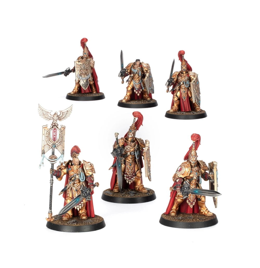 Visuel d'ensemble présentant six figurines d'une Sodalité de Gardes Sentinelles de l'Adeptus Custodes, disposées sur un fond blanc épuré. Chaque guerrier porte une imposante armure d'or richement gravée, ornée d'une cape rouge et d'un casque surmonté d'un haut cimier rouge. L'unité est armée de lames énergétiques aux reflets bleutés et de grands boucliers d'orage sculptés, accompagnés d'un porteur d'étendard dressant une imposante Vexilla dorée coiffée d'un aigle impérial. Toutes les figurines sont montées sur des socles individuels noirs texturés.