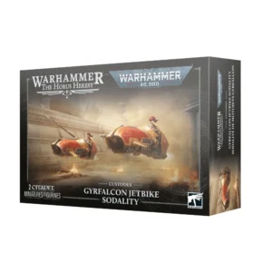 Vue en trois dimensions du packaging de la boîte de jeu pour la Sodalité de Motojets Gyrfalcon de l'Adeptus Custodes. La face avant arbore en haut les logos officiels « WARHAMMER THE HORUS HERESY » et « WARHAMMER 40,000 ». L'illustration met en scène deux véhicules antigravité dorés aux coques effilées ornées de motifs rouges, chevauchés par des guerriers Custodes en armure d'or portant des casques à cimier écarlate. En bas à gauche figure la mention « 2 CITADEL MINIATURES/FIGURINES », au centre le titre d'unité « GYRFALCON JETBIKE SODALITY », et la tranche latérale indique le nom français « SODALITÉ DE MOTOJETS GYRFALCON ».