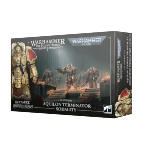 Vue en trois dimensions du packaging de la boîte d'unités pour la Sodalité de Terminators Aquilon. La face avant présente en haut les logos officiels « WARHAMMER THE HORUS HERESY » et « WARHAMMER 40,000 ». L'illustration met en valeur des figurines en armure d'or et épaulettes rouges, posées sur un escalier en pierre entouré de bougies. En bas de la boîte figurent la mention « CUSTODES » ainsi que le nom du kit « AQUILON TERMINATOR SODALITY », accompagné de l'indication « 6 CITADEL MINIATURES/FIGURINES ». Le bord latéral rappelle le titre en anglais et en français.