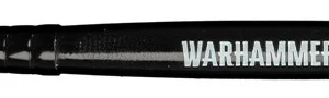 Vue horizontale du manche noir et de la touffe d'un Pinceau Dry S Warhammer Tone Pro sur fond blanc. Le manche en bois laqué affiche le texte sérigraphié en blanc « WARHAMMER PRO TONE DRY S » à côté d'un motif de code-barres. La tête de petite taille comporte des poils fermes de couleur crème, conçue pour effectuer des brossages à sec de précision sur de petites surfaces ou des détails fins.