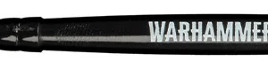 Vue horizontale d'un Pinceau Dry XS Warhammer Tone Pro présenté sur fond blanc. Le manche en bois laqué noir porte la mention sérigraphiée en blanc « WARHAMMER PRO TONE DRY XS » à côté du logo de la gamme et d'un motif de code-barres. La touffe très étroite comporte des poils fermes de couleur crème, spécialement conçue pour exécuter des brossages à sec ciblés sur de minuscules détails de figurines.